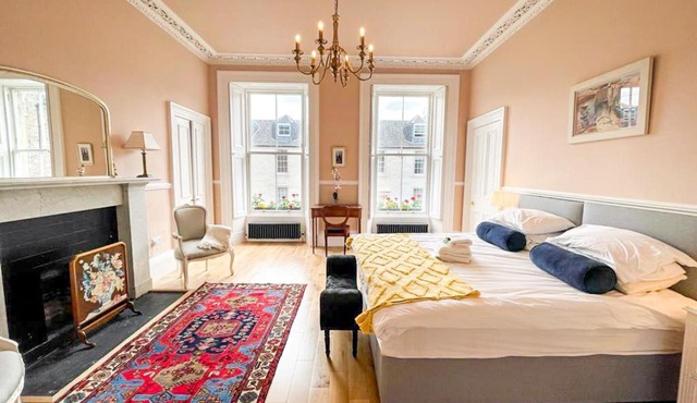 Remarkable 5BR Townhouse with Garden, Sleeps 12