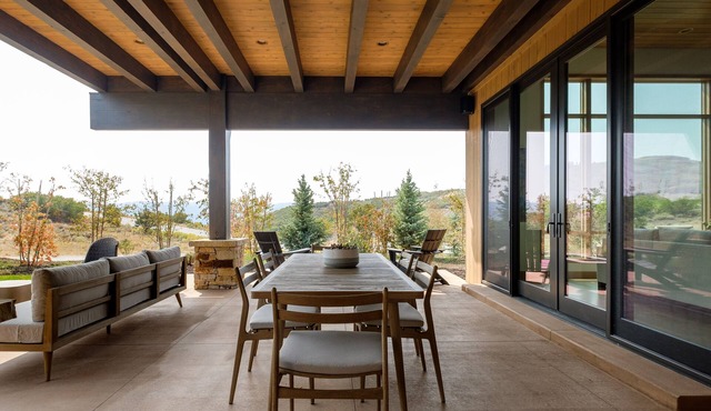Remarkable Home in Tuhaye with Private Hot Tub, Golf Course Views, Tasteful Interior Design