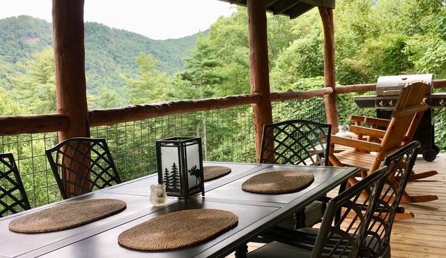 ~Remarkable *HOT TUB* Mountaintop Getaway~ At 3975 Ft!