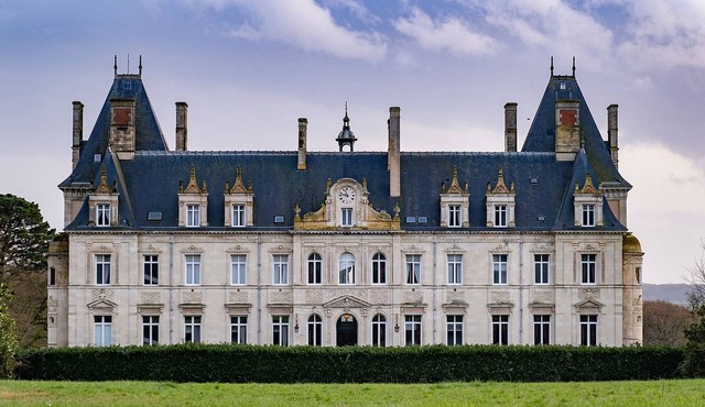 Remarkable neo-classical château in Maine-et-Loire