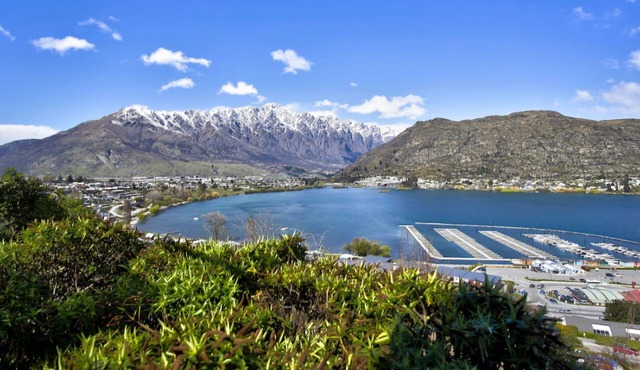 Remarkable View 3 bedroom - lake and mountain views