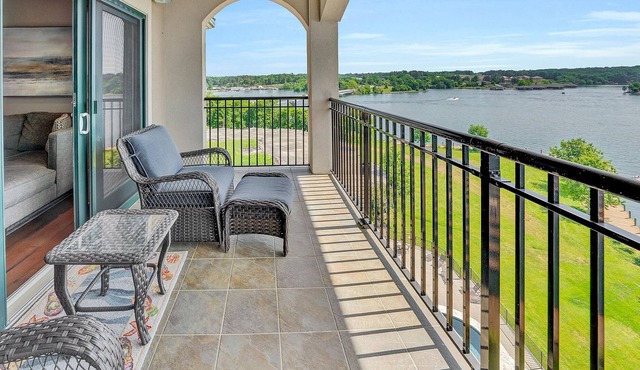 Remmy's Place - Luxury walkable condo with lake/mountain views, fireplace & pool
