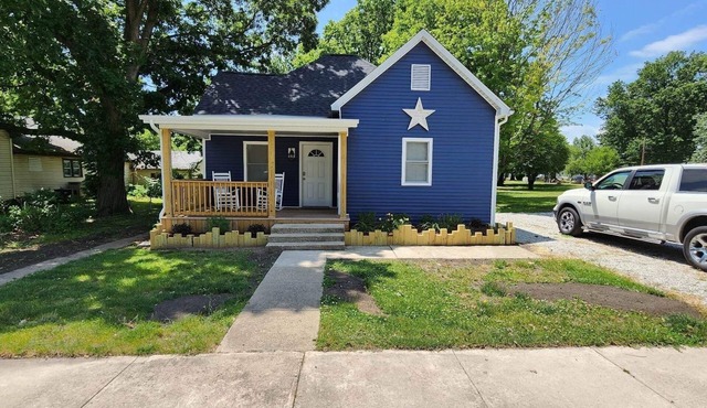 Remodel pet friendly home in town 1/2 mile from Lake Shelbyville.