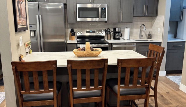 Remodeled 1 Bedroom Condo Short walk to Cabriolet Mountain views from unit