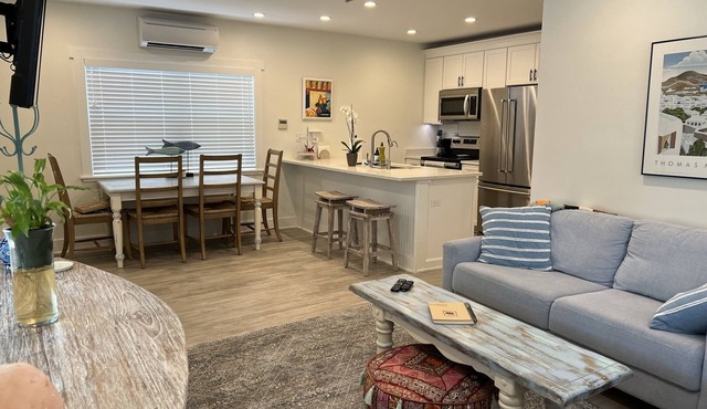 Remodeled 1 BR across from Beach. Restaurants, bars, shops. Extended stay rates.