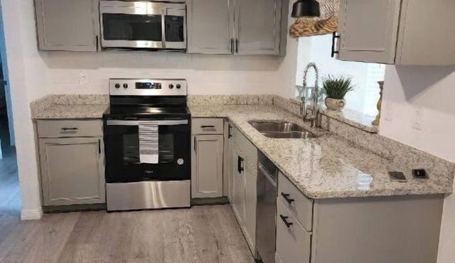 Remodeled 2/1 everything new close to Hospitals