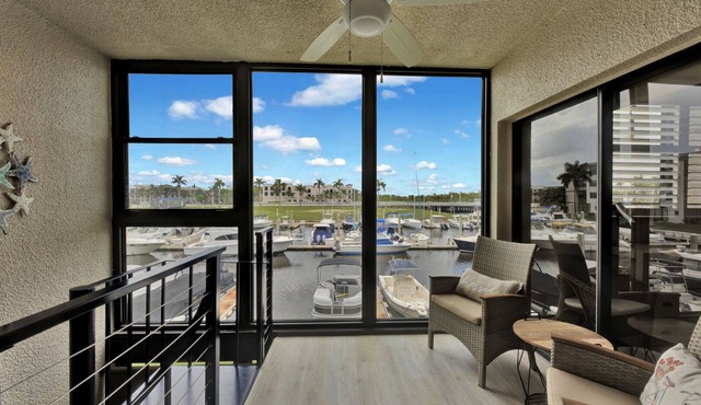 Remodeled 2/2 + Bonus Rm Condo - Waterfront in Downtown Naples - Covered Parking