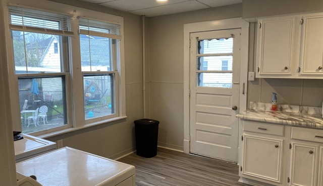 Remodeled 2 bed 1 bath private apartment