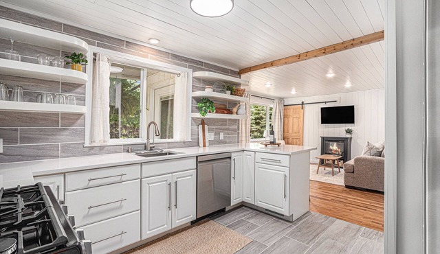 Remodeled 2-bedroom house with hot tub, 7mins to Saugatuck & beach