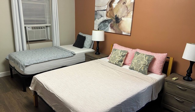 Remodeled 2-bedroom apartment in Clifton WiFi, AC near UC and Hospitals