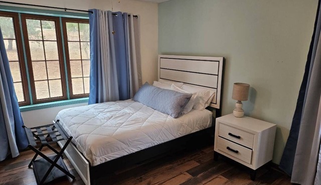 Remodeled, 2 primaries with en-suites, and 1000' gameroom minutes from Nationals