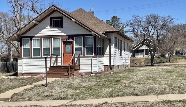 Remodeled 3 bed/1bath, w/ yard..walk to shop, eat and entertainment. Sleeps 8+