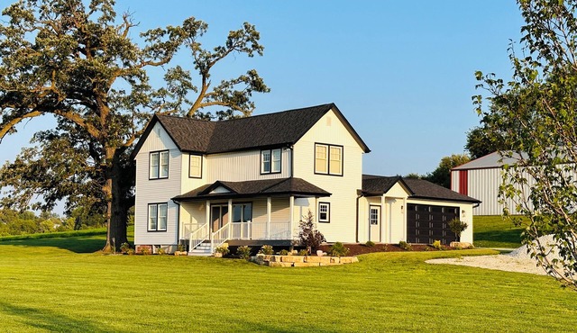 Remodeled 3-bed-3-bath Farmhouse near the John Deere Classic in the Quad Cities!