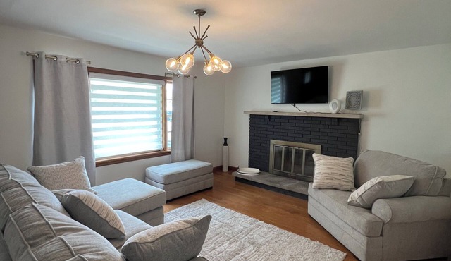 Remodeled 3 Bedroom 1 & 1/2 bath on Veterans Pkwy Jeffersonville close to I-65.