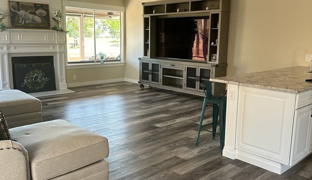 Remodeled 3 bedroom house in Mesa w/heated pool and golf course views