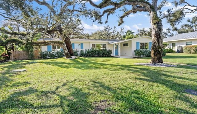 Remodeled 3 bedroom house in Vero Beach. AC Close to Central Beach. Dog ok