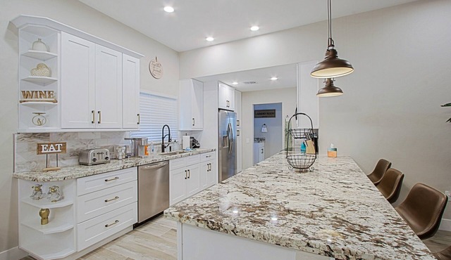 Remodeled, 3 bedrooms, 2.5 ba, 2 cg, golf course community, close to restaurants