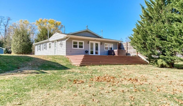 Remodeled, 3 BR, cabin on river