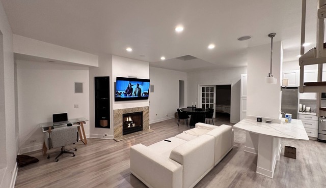 Remodeled 3 story entire townhouse available in the heart of Lincoln Park.