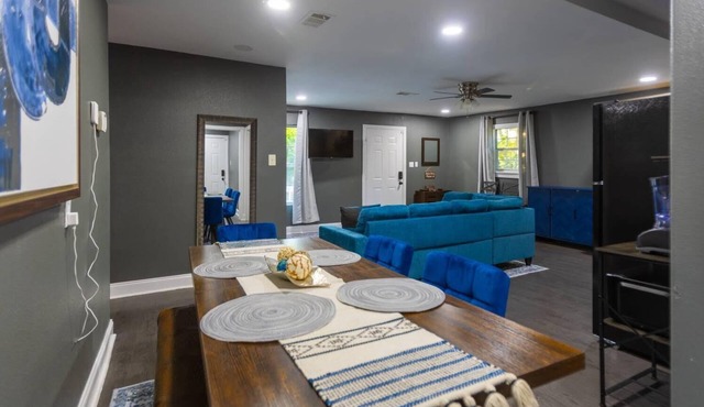 Remodeled 4-bedroom house near downtown Dallas with WiFi, AC