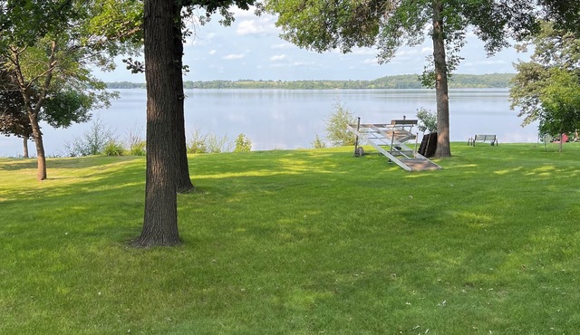 Remodeled 4-bedroom Lake house with WiFi and AC in Barrett, MN Sleeps 12!