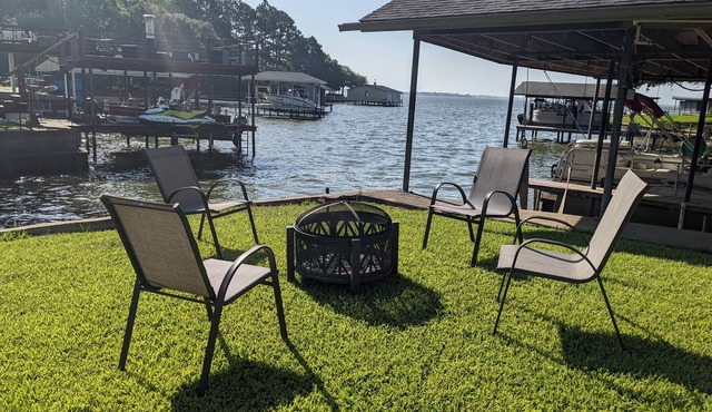 Remodeled 4 BR Lake Front Getaway Sleeps 14