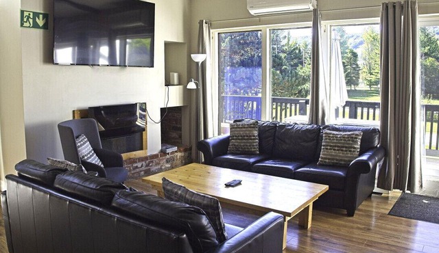 Remodeled 6 Bedroom Chalet, Hot-Tub Near Village