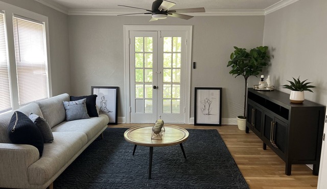 Remodeled Apartment with beautiful screen patio. Great location in KC!