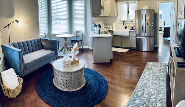 Remodeled apt in the heart of old town Manassas. Near pubs/restaurants/shops/VRE