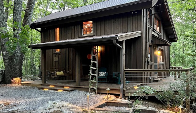 Remodeled Authentic Cabin Near DeSoto Park