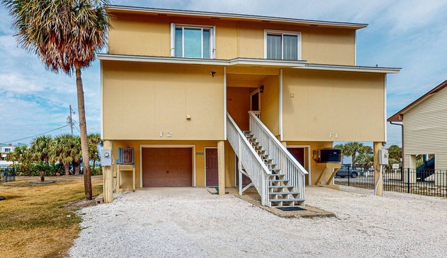 Remodeled beachside townhome w/Gulf views and pools - snowbirds welcome