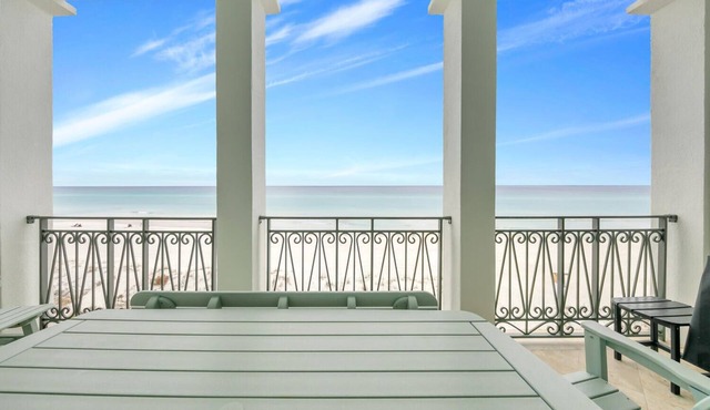 Remodeled Beachfront😎Frangista's Best☀️Elevator🐬Heated Splash Pool😎Beach Serv