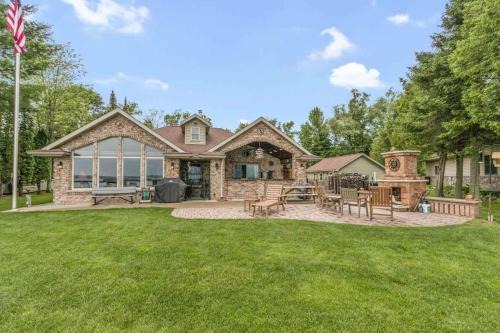 Remodeled Cabin On Shawano Lake