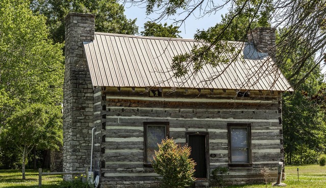Remodeled Cabin, with creek, super close to Nashville