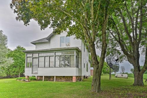 Remodeled Cecil Farmhouse, Near Shawano Lake!