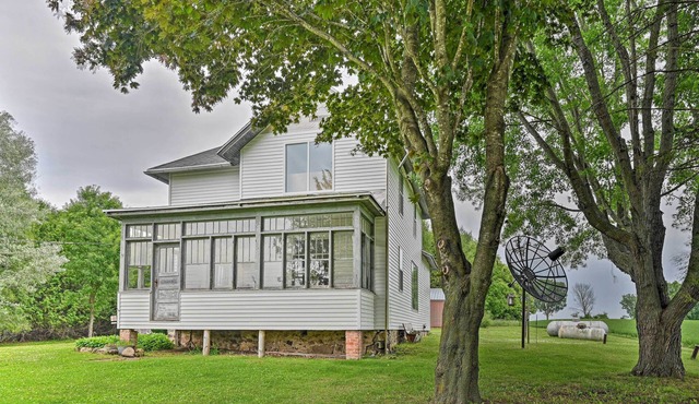 Remodeled Cecil Farmhouse, Near Shawano Lake!