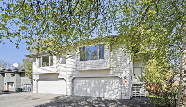 Remodeled central townhouse w/fireplace bike trails & parks