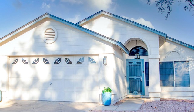 Remodeled Cheerful Central Cottage close to everything!