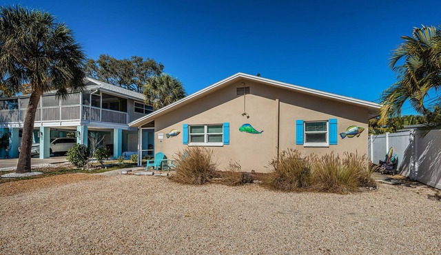 Remodeled Clean , Bright Indian Rocks Beach Villa. Pet Friendly