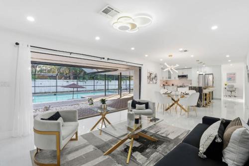 Remodeled Close to Beach With Private Pool