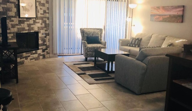 Remodeled Condo! Ground level access! Hospitals, shopping and Strip close by!