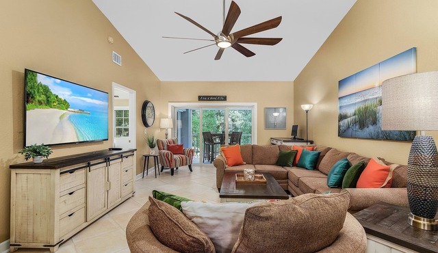 Remodeled Condo Naples - In Neighborhood with Private Beach