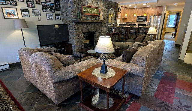 Remodeled Condo w/FREE WiFi, Parking, Heated Pool, Hot Tubs, Skier Shuttles