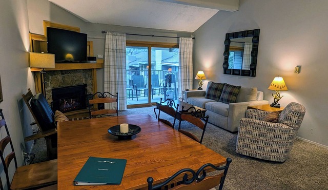 Remodeled Condo w/FREE WiFi, Parking, Heated Pool, Hot Tubs, Skier Shuttles