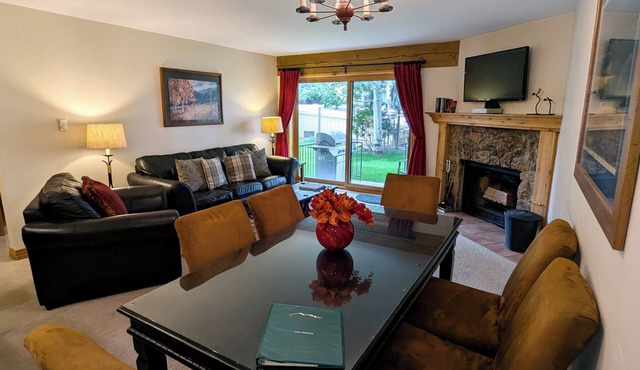 Remodeled Condo w/FREE WiFi, Parking, Heated Pool, Hot Tubs, Skier Shuttles