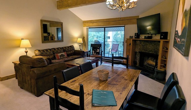 Remodeled Condo w/FREE WiFi, Parking, Heated Pool, Hot Tubs, Skier Shuttles