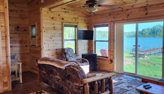 Remodeled Cottage w/Gfireplace, super close to Fred Meijer Heartland trail