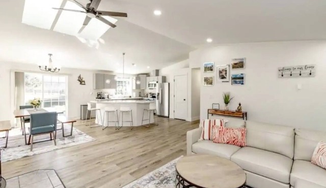 Remodeled Cottage w/Hot tub, 15 mins away from Mt. Rainier Park entrance