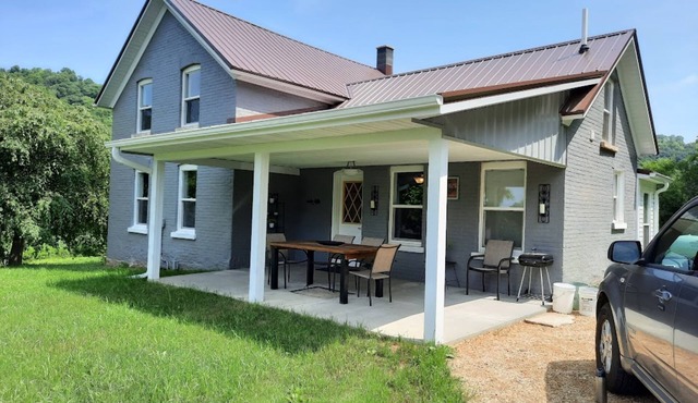 Remodeled country farmhouse, 3 min drive from Mississippi River, Peaceful/Clean.