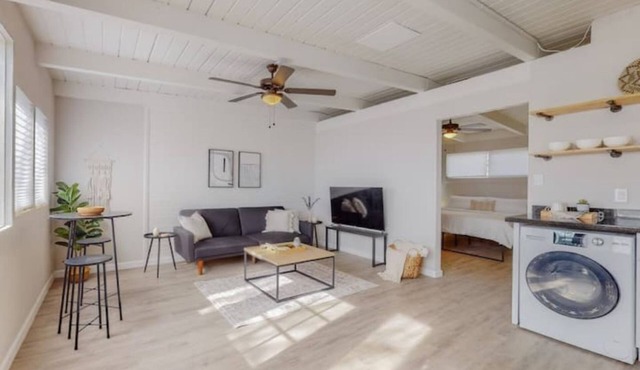 Remodeled Courtyard Apt w/King Bed, In-Unit W&D